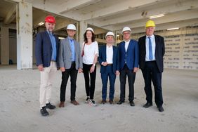 (V. l.) Projektleiter Manfred Krick, Norbert Kamp, Stadtbüchereien, Kathrin Tiedemann, FFT, OB Thomas Geisel, Kulturdezernent Hans-Georg Lohe und Dirck Smolka, VZN auf der zukünftigen Fläche des FFT; Foto: Michael Gstettenbauer