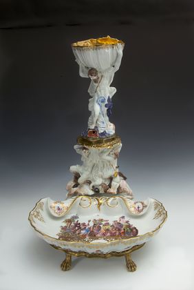Dreiteiliger Tischbrunnen; Modell: Johann Gottlieb Kirchner, um 1727–1728; Bemalung: wohl Johann Gregorius Höroldt; Meissen; Hetjens – Deutsches Keramikmuseum; Foto: Horst Kolberg, Düsseldorf