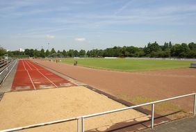 Die Bezirkssportanlage an der Koblenzer Straße in Garath soll ausgebaut und modernisiert werden. Fotos: Stadt