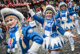 "Unser Rad schlägt um die Welt" - die Karnevalisten in der Landeshauptstadt feiern ihren Rosenmontagszug 2020; Foto: Melanie Zanin