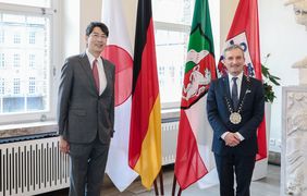 OB Thomas Geisel empfing den neuen japanischen Generalkonsul Kiminori Iwama am Dienstag, 9. Juni, im Jan-Wellem-Saal des Rathauses. Foto: Melanie Zanin