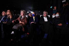 Regisseur Wim Wenders (2.v.r.)  war zum Start des Filmbildungsprojekt "Eine europäische Schule des Sehens" mit Schülerinnen und Schülern des Wim-Wenders-Gymnasiums zu Gast im Filmmuseum. Alle Fotos: David Young