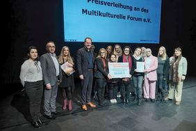 Im Rahmen einer Festveranstaltung hat Oberbürgermeister Dr. Stephan Keller (4.v.li.) am Sonntag, 5. März, im Schauspielhaus den Düsseldorf Gleichstellungspreis an das Multikulturelle Forum verliehen. Foto: Michael Gstettenbauer