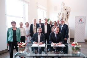 Oberbürgermeister Dr. Stephan Keller (v.r.) und Pfarrer Michael Schmidt, Sprecher der Liga Wohlfahrtsverbände, mit den Vertreterinnen und Vertretern der Düsseldorfer  Wohlfahrtsverbände bei der Unterzeichnung des neuen Rahmenvertrags, © Landeshauptstadt Düsseldorf/Michael Gstettenbauer