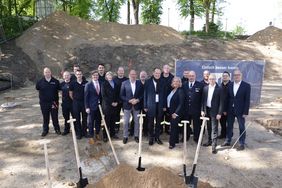 Einsatzkräfte der Freiwilligen Feuerwehr sowie Vertreter aus der Politik und Verwaltung sind zum Ersten Spatenstich für die Wache der Freiwilligen Feuerwehr Kaiserswerth gekommen. Foto: Ingo Lammert