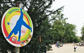 Notfallnummern auf städtischen Kinderspielplätzen - vier Zahlen sorgen für schnelle Hilfe im Notfall. Foto: Amt für Kommunikation