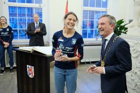 Oberbürgermeister Thomas Geisel mit DHC-Spielerin Selin Oruz; Foto: Gstettenbauer