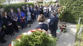 Neben Hinterbliebenen der Opfer nahm auch eine Gruppe aus der niederländischen Stadt Apeldoorn an der Gedenkstunde teil. Foto: Wilfried Meyer