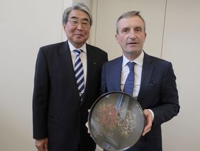 OB Geisel (rechts) mit dem Gastgeschenk, das ihm Ichiro Kubota, der Vorsitzende der 14-köpfigen Delegation aus der japanischen Präfektur Shimane, überreicht hatte, Foto: Wilfried Meyer.