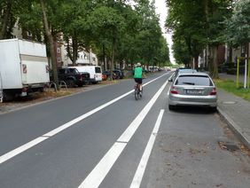 Der 1,60 Meter breite Radweg mit einem zusätzlichem 50 Zentimeter Sicherheitsstreifen zu den Parkständen sorgt nun für mehr Sicherheit und Komfort für den Radverkehr. Foto: Amt für Verkehrsmanagement