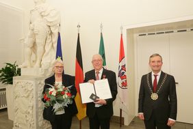 Verleihung der Bundesverdienstmedaille an Peter Vossen, v. l. Elisabeth und Peter Vossen, Oberbürgermeister Thomas Geisel, Foto: Ingo Lammert