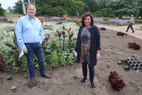Gründezernentin Helga Stulgies und Jörg Langenhorst, Leiter Hauptbetriebshof, präsentieren die Sommerblumenbepflanzung. Foto: David Young