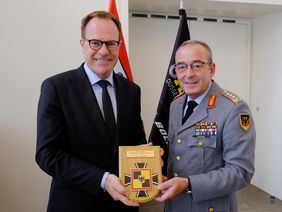 Oberbürgermeister Dr. Stephan Keller mit General Carsten Breuer, Generalinspekteur der Bundeswehr. Foto: WIlfried Meyer