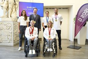 Oberbürgermeister Dr. Stephan Keller ehrte die herausragenden Düsseldorfer Medaillengewinner 2024: Cinja Tillmann (l.), Leonie Menzel, Leon Fertig (r.) sowie Thomas Schmidberger und Sandra Mikolaschek (vorne); Fotos: Langer