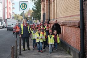 Drei "Pedibusse", die von zu Fuß gehenden Schülern gebildet werden, kamen beim Aktionstag an der Katholischen St. Michael-Grundschule an. Mit Eltern als "Busfahrer" werden die Kinder mit verschiedenen "Linien" zu den Schulen geleitet. Foto: Gstettenbauer