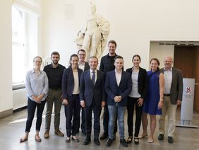 Sechs junge Teilprojektleiter der Qualitätsoffensive der Rheinbahn hat Oberbürgermeister Thomas Geisel am Dienstag, 11. Juni, im Rathaus zu einem Kennenlerngespräch begrüßt. Foto: Wilfried Meyer