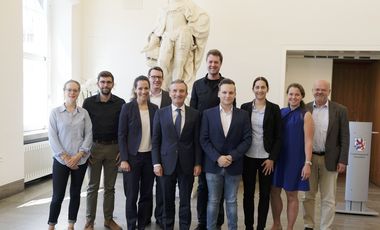 Sechs junge Teilprojektleiter der Qualitätsoffensive der Rheinbahn hat Oberbürgermeister Thomas Geisel am Dienstag, 11. Juni, im Rathaus zu einem Kennenlerngespräch begrüßt. Foto: Wilfried Meyer