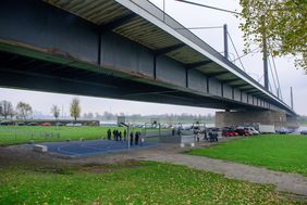Ab sofort dürfen nur noch Fahrzeuge mit höchstens 30 Tonnen Gesamtgewicht die Brücke passieren. Foto: Schaffmeister 