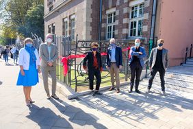 (V. l.) Bürgermeisterin Klaudia Zepuntke, Via Lewandowsky, Vorsitzender der Kunstkommission, Künstlerin Selma Gültoprak, Kulturdezernent Hans-Georg Lohe, Architekt Feyyaz Berber und Kunstschmied Pascal Reichert; Foto: Michael Gstettenbauer