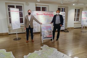 Mobilitätsdezernent Jochen Kral und Amtsleiter Florian Reeh bei der Eröffnung der Radverkehrsausstellung im Rathaus