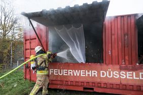 Jedes Jahr rückt die Feuerwehr zu Brandeinsätzen an den Feiertagen aus, weil Kränze, Gestecke oder Christbäume Feuer fangen. Die Feuerwehr mahnt zur Vorsicht im Umgang mit Kerzen und Lichtern; Fotos: Gstettenbauer