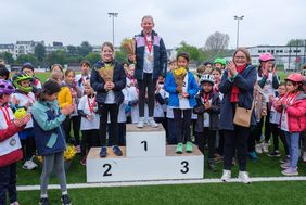 In Oberkassel ermittelten die ersten 150 Kinder ihre Besten beim Petit Départ, die sich für das Radrennen "Rund um die Kö" am 13. August qualifizierten. Bürgermeisterin Klaudia Zepuntke überreichte die Medaillen, © Foto: Landeshauptstadt Düsseldorf / Uwe Schaffmeister
