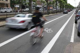 Schon vor der offiziellen Freigabe gut angenommen - der frisch markierte Radweg auf der Luegallee. Foto: David Young