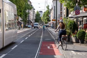 Das Velogleis auf der Nordstraße in Höhe der Haltestelle Venloer Straße ist ein Pilotprojekt. Radfahrer können sich jetzt in einer Befragung dazu äußern. Foto: Rheinbahn