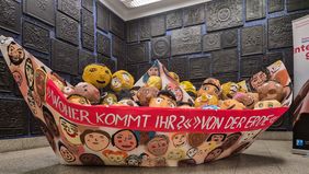 Rathausausstellung '100 Boote – 100 Millionen Menschen': das vom Leo-Statz-Berufskolleg (IFK-Klassen) gemeinsam mit Jacques Tilly gestaltete XXL-Papierboot © Landeshauptstadt Düsseldorf