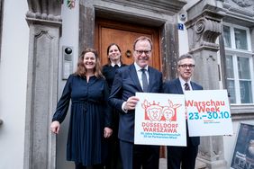 OB Dr. Keller und Rafał Sobczak, Direktor Polnisches Institut Düsseldorf, mit Jessica Breitkopf (l.), Leiterin Büro für Internationale und Europäische Angelegenheiten, und Dr. Katja Schlenker, Kuratorin Gerhart-Hauptmann-Haus. Foto: Gstettenbauer