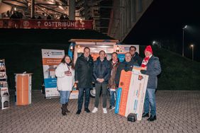 OB Dr. Stephan Keller (2.v.l.) mit Alexander Jobst (3.v.l.), Vorstandsvorsitzender Fortuna Düsseldorf, beim Fortuna-Heimspiel, um auf die Organspende-Kampagne "SELBSTBESTIMMT." aufmerksam zu machen