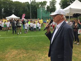 Bürgermeister Günter Karen-Jungen eröffnet den Kinderradwettbewerb für Förderschulen im Rather Waldstadion.