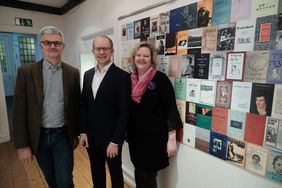 (V. l.) Professor Volker Dörr, Heinrich-Heine-Universität, Stipendiat William Ohm und Dr. Sabine Brenner-Wilczek, Heinrich-Heine-Institut. Foto: Michael Gstettenbauer