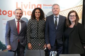 V.l.n.r.: Oberbürgermeister Thomas Geisel, Aziza Akhmouch, OECD, OB von Venlo Antoin Scholten und Jessica Breitkopf, Leiterin des städtischen Büros für Internationale und Europäische Angelegenheiten. Foto: Young