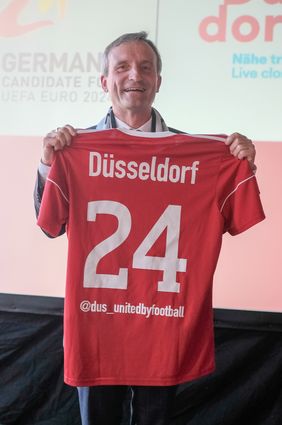 Große Freude nach der Entscheidung: Oberbürgermeister Thomas Geisel freut sich über den Zuschlag der EURO 2024 an Deutschland - und Düsseldorf