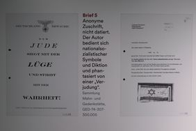 Blick in die Ausstellung: Die Zusatzausstellung "‘Ich wäre an Eurer Stelle sehr sehr vorsichtig‘. Schreiben an die Jüdische Gemeinde Düsseldorf (1992–2020)" zeigt 17 antisemitische Schreiben an die Jüdische Gemeinde; Foto: David Young