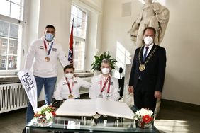 Landeshauptstadt DüsEintrag der Medaillengewinner in das Goldene Buch der Landeshauptstadt (v.l.): Judoka Johannes Frey und die beiden Tischtennisspieler Valentin Baus und  Thomas Schmidberger mit OB Dr. Stephan Keller; Fotos: Lammertseldorf/Ingo Lammert