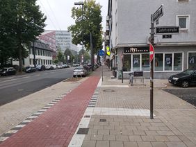 Gehrtsstraße: Die Aufpflasterung reduziert die Geschwindigkeiten des querenden Kfz-Verkehrs und sorgt so für mehr Sicherheit für den Rad- und Fußverkehr entlang der Grafenberger Allee. Foto: Amt für Verkehrsmanagement