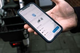 Buchung und Bezahlung der Lastenräder erfolgt unkompliziert per App. Foto: Michael Gstettenbauer
