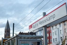 Die Mobilitätsstation Auf'm Hennekamp zeichnet sich durch eine gute ÖPNV-Anbindung - hier im Bild - und ein umfangreiches Carsharing-Angebot aus. Foto: Connected Mobility Düsseldorf