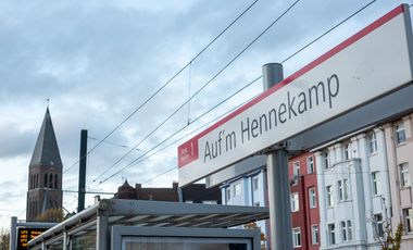 Die Mobilitätsstation Auf'm Hennekamp zeichnet sich durch eine gute ÖPNV-Anbindung - hier im Bild - und ein umfangreiches Carsharing-Angebot aus. Foto: Connected Mobility Düsseldorf