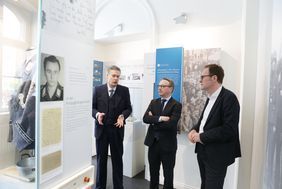 OB Dr. Keller (r.) und Dr. Fleermann (l.) wiesen Minister Dr. Limbach auch auf die bevorstehende Sonderausstellung hin, die am 30. Mai eröffnet wird: "1933 - ein Jahr verändert Düsseldorf". Foto: Ingo Lammert