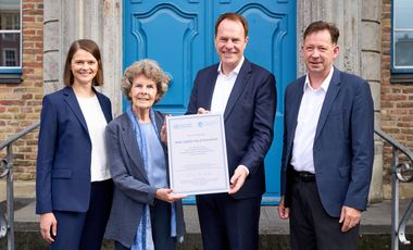 OB Dr. Keller (2.v.r.) nahm das Beitrittszertifikat entgegen. Überreicht wurde es von Dr. Mollenkopf (2.v.l.), Vorsitzende BAGSO, sowie Ina Voelcker, BAGSO. Mit dabei: Stadtdirektor Burkhard Hintzsche, Foto: Langer