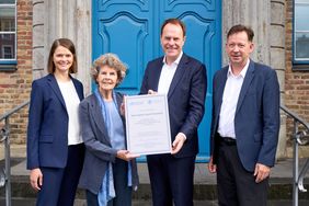 OB Dr. Keller (2.v.r.) nahm das Beitragszertifikat entgegen. Überreicht wurde es von Dr. Mollenkopf (2.v.l.), Vorsitzende BAGSO, sowie Ina Voelcker, BAGSO. Mit dabei: Stadtdirektor Burkhard Hintzsche, Foto: Langer