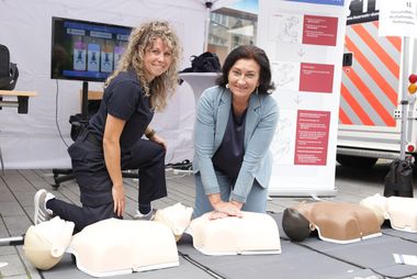 Beigeordnete Miriam Koch (r.) bei der Laienreanimation mit Notärztin Dr. Julia Fais auf dem Gesundheitstag 2026. Foto: Stadt Düsseldorf/Ingo Lammert