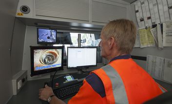 Techniker*in bei der Arbeit