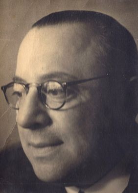 Der Düsseldorfer Paul Marcus ist eines der Opfer. Er versuchte in der Pogromnacht zu fliehen, als sein Restaurant von Nazis überfallen wurde. Am 10. November fand man ihn tot am Martin-Luther-Platz. Er wurde mit drei Schüssen in die Brust ermordet.
