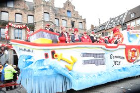 "Düsseldorf - gemeinsam jeck" - die Karnevalisten in der Landeshauptstadt feiern ihren Rosenmontagszug 2019. Foto: Melanie Zanin