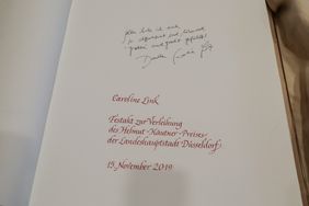 Im Rahmen der Verleihung trug sich Caroline Link in das Goldene Buch der Landeshauptstadt Düsseldorf ein; Foto: Melanie Zanin