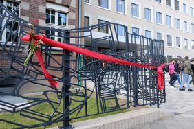 Am Goethe-Gymnasium in Düsseltal steht nun ein ganz besonderer Schulzaun: Das Kunstwerk "Earth Is Blue". Hier geschmückt für die offizielle Übergabe der Skulptur; Foto: Michael Gstettenbauer